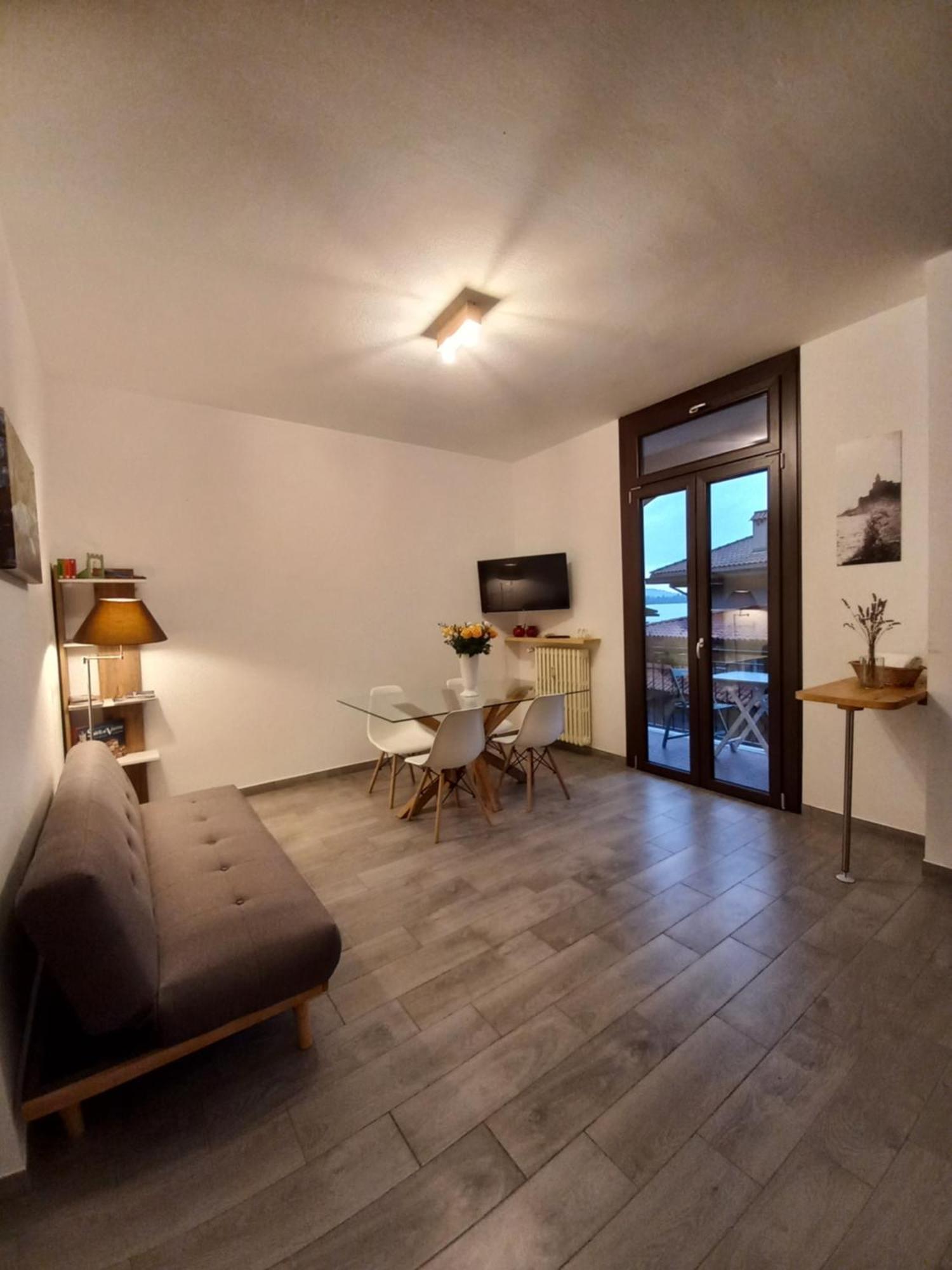 Appartamento Miralago Con Giardino Sul Lago Gavirate Buitenkant foto